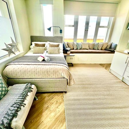 Beachfront Compact Coastal Crib, Direct Sea Views & Air Conditioning Littlestone-on-Sea Ngoại thất bức ảnh