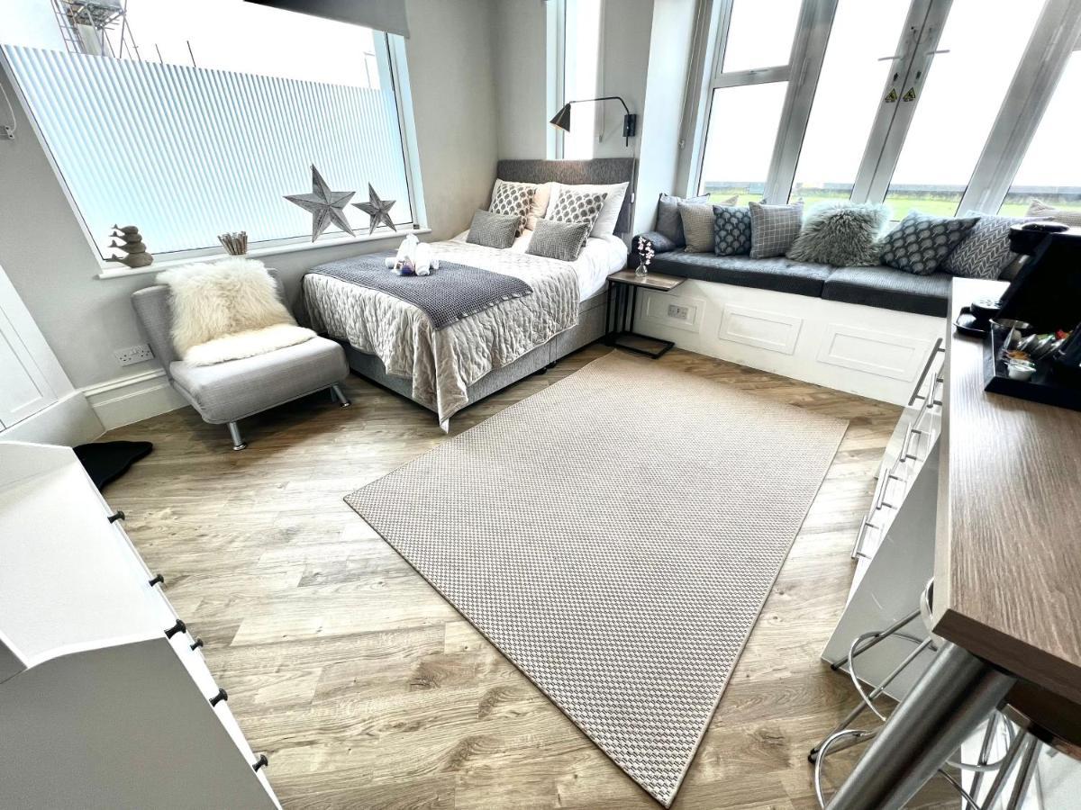 Beachfront Compact Coastal Crib, Direct Sea Views & Air Conditioning Littlestone-on-Sea Ngoại thất bức ảnh
