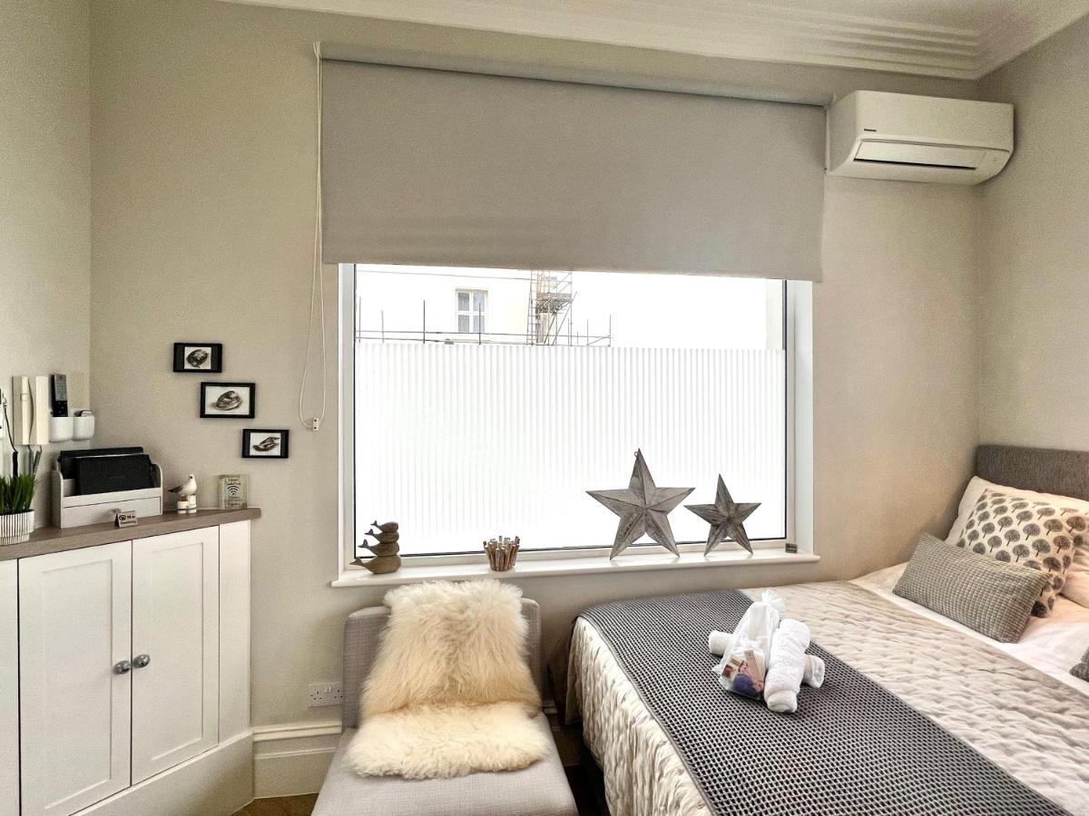 Beachfront Compact Coastal Crib, Direct Sea Views & Air Conditioning Littlestone-on-Sea Ngoại thất bức ảnh