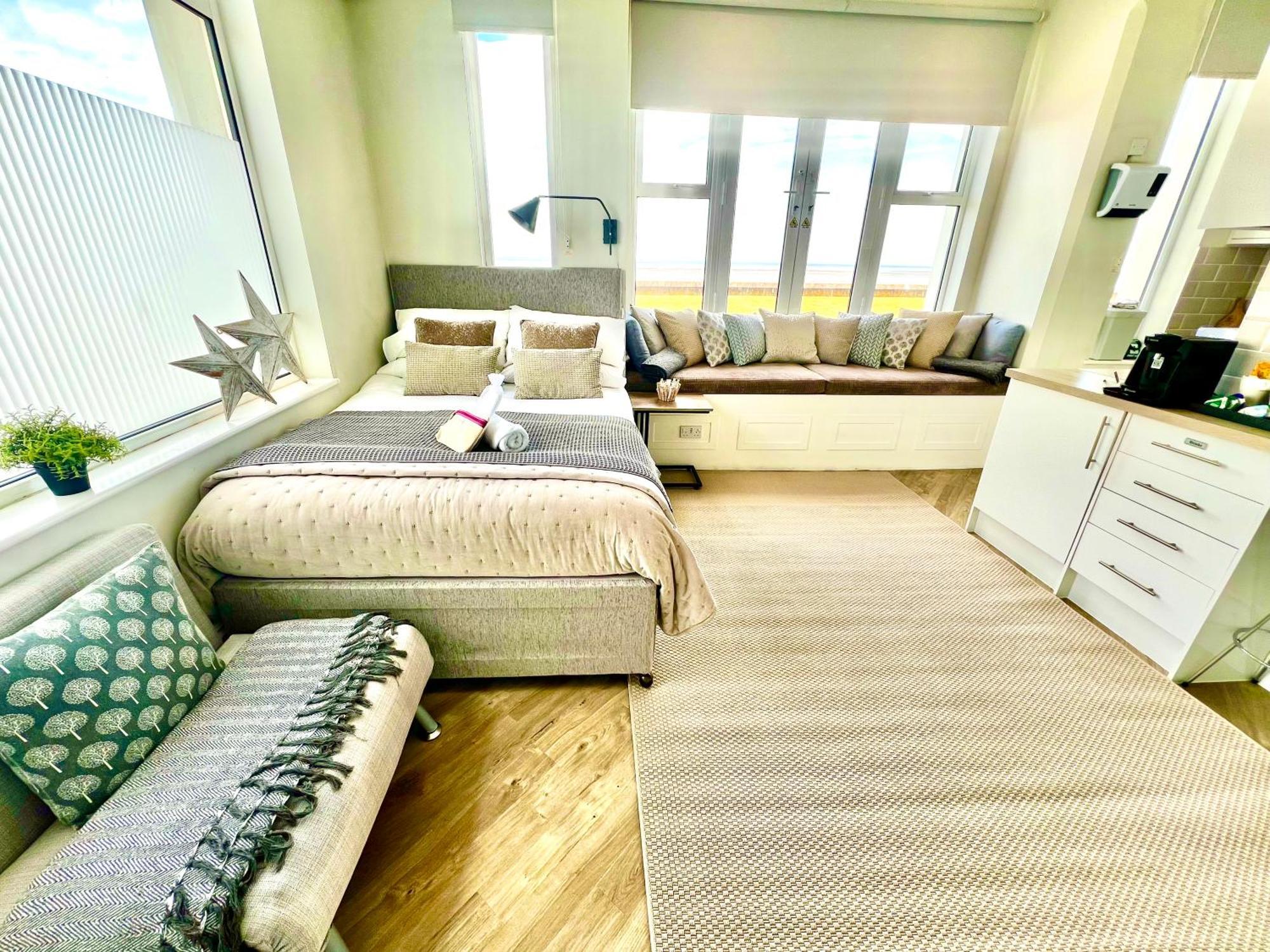 Beachfront Compact Coastal Crib, Direct Sea Views & Air Conditioning Littlestone-on-Sea Ngoại thất bức ảnh